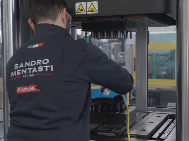 Dentro la produzione: le presse Pezzato al lavoro nello stabilimento Sandro Mentasti